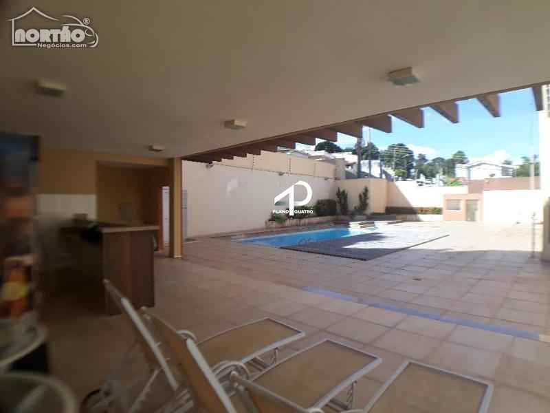 Casa à venda com 3 quartos, 245m² - Foto 2