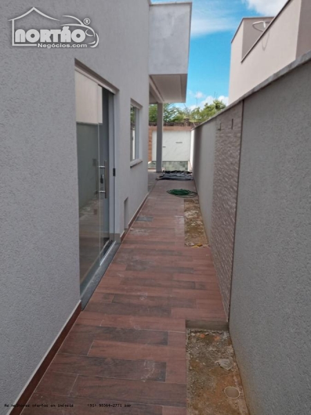 Casa à venda com 3 quartos, 205m² - Foto 3