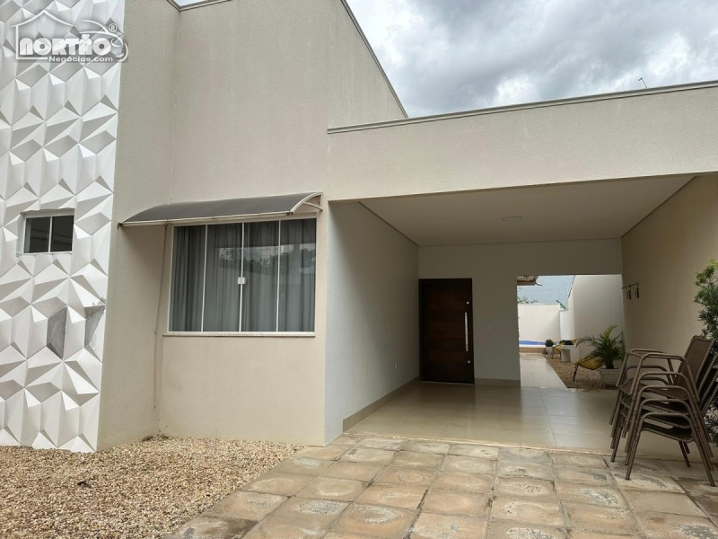 Casa à venda com 4 quartos, 232m² - Foto 2