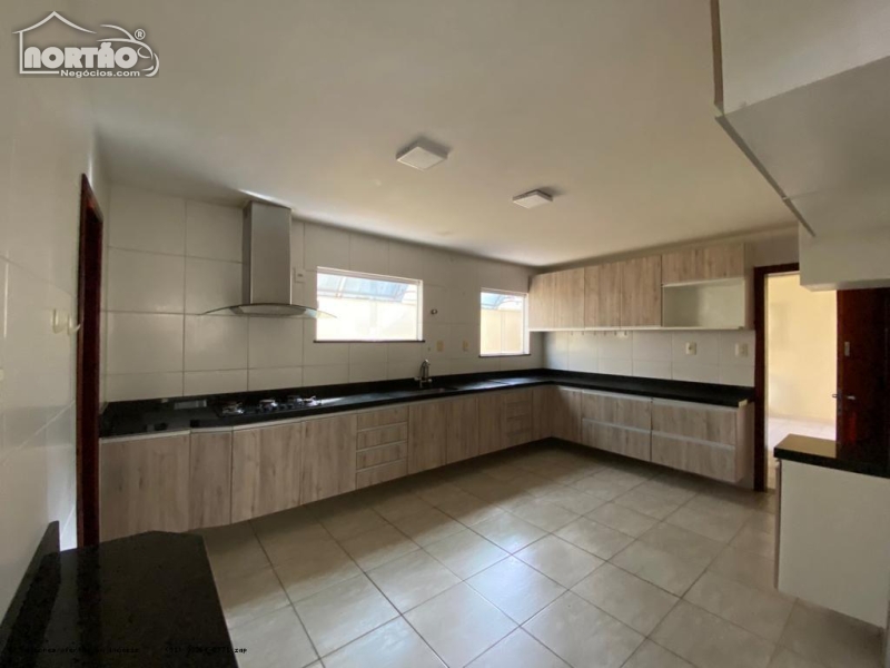 Casa à venda com 4 quartos, 252m² - Foto 3