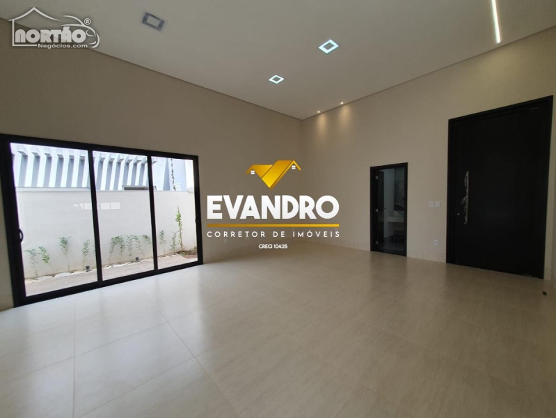 Casa à venda com 3 quartos, 242m² - Foto 2