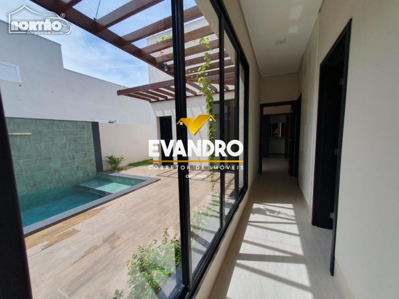 Casa à venda com 3 quartos, 242m² - Foto 5