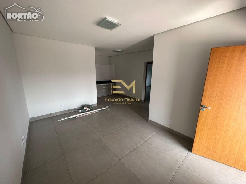 Casa à venda com 3 quartos, 100m² - Foto 3