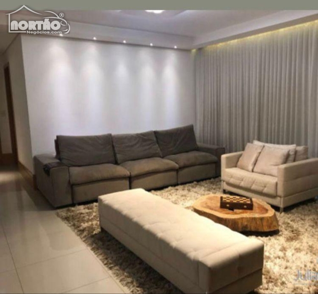 Casa à venda com 4 quartos, 201m² - Foto 2