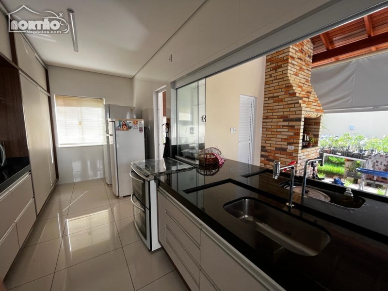 Casa à venda com 3 quartos, 206m² - Foto 5