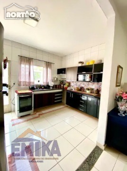 Casa à venda com 2 quartos, 270m² - Foto 2