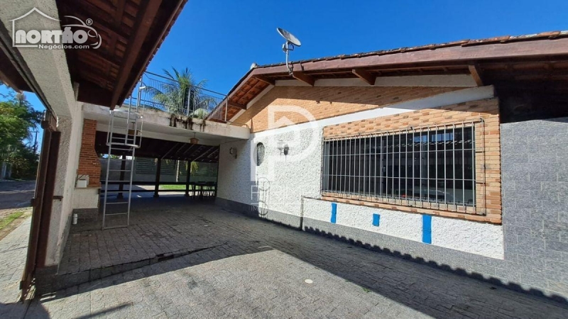 Casa à venda com 8 quartos, 200m² - Foto 4