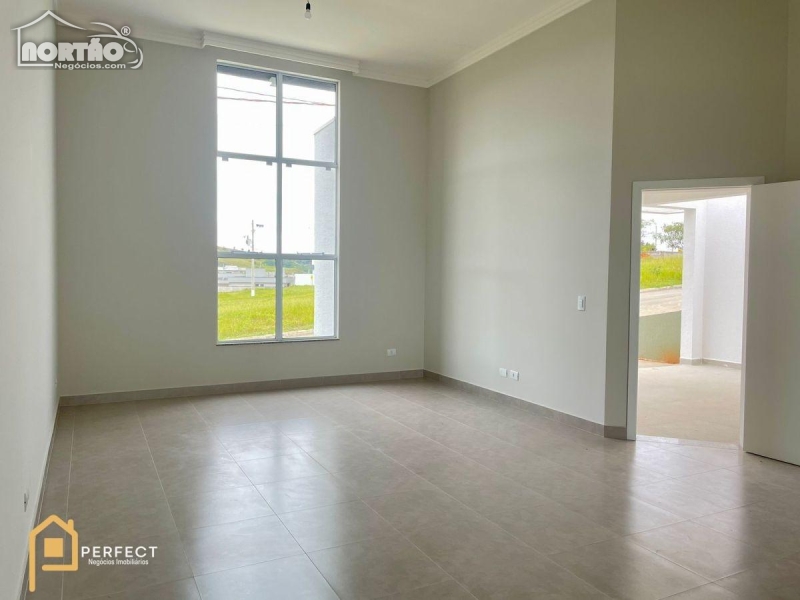 Casa à venda com 4 quartos, 140m² - Foto 2