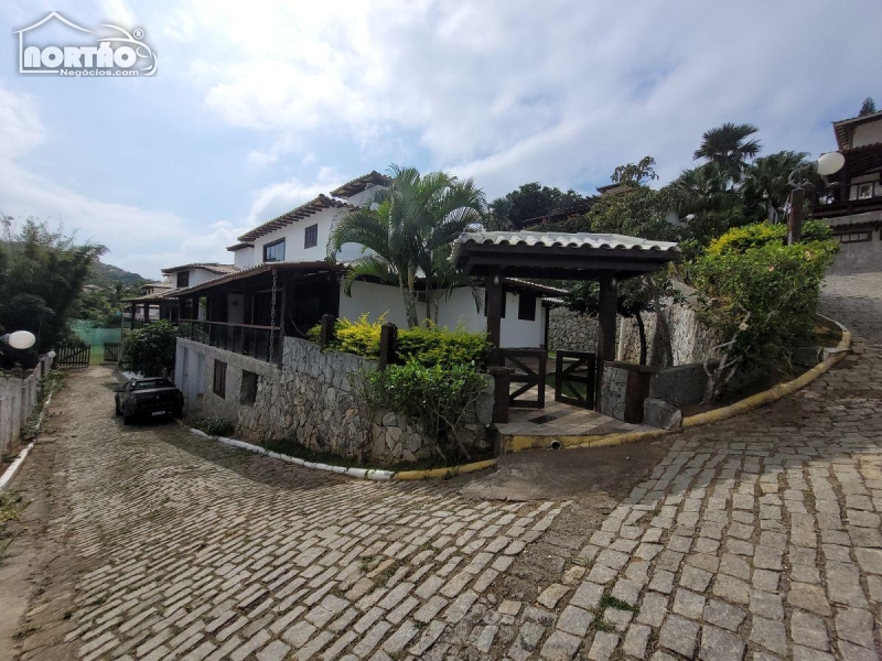 Casa à venda com 3 quartos, 200m² - Foto 1