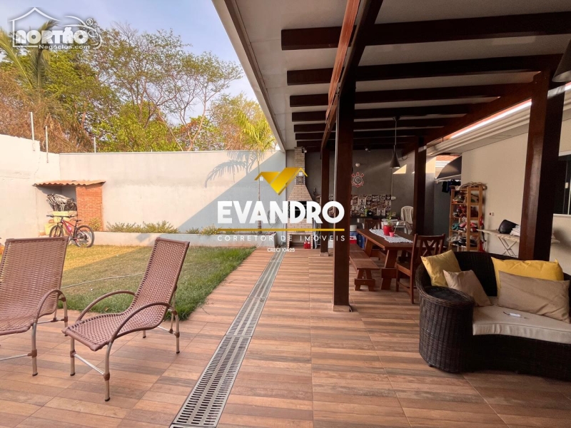 Casa à venda com 3 quartos, 113m² - Foto 1