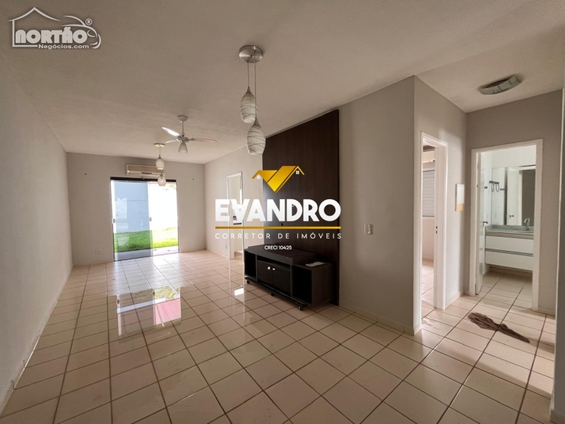 Casa à venda com 3 quartos, 98m² - Foto 1