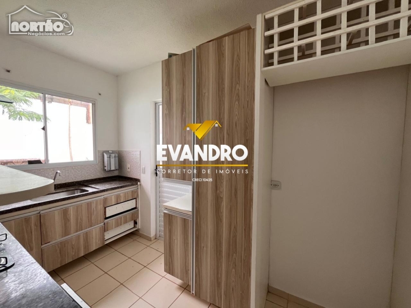 Casa à venda com 3 quartos, 98m² - Foto 2