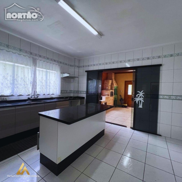 Casa à venda com 4 quartos, 200m² - Foto 2