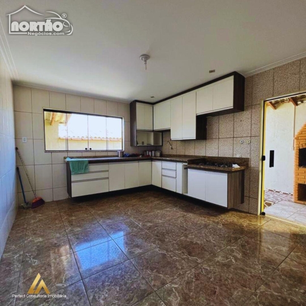 Casa à venda com 3 quartos, 250m² - Foto 2