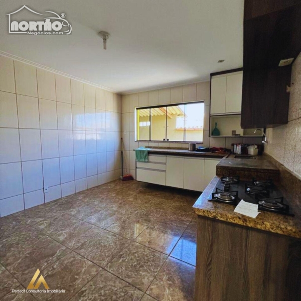 Casa à venda com 3 quartos, 250m² - Foto 3