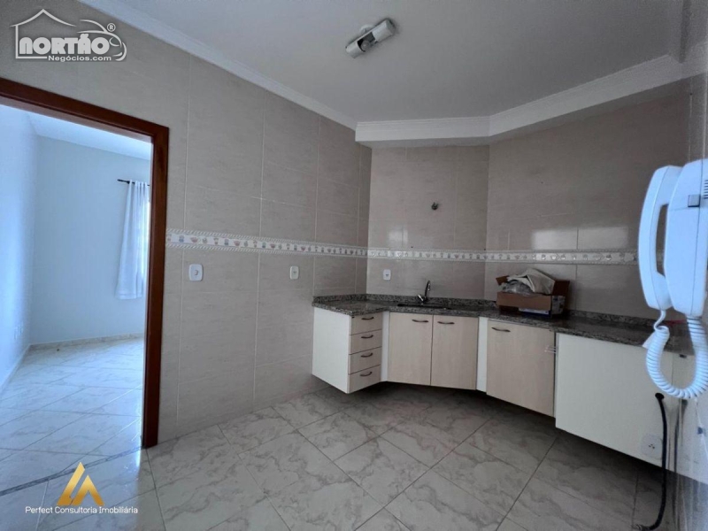 Casa à venda com 4 quartos, 98m² - Foto 3