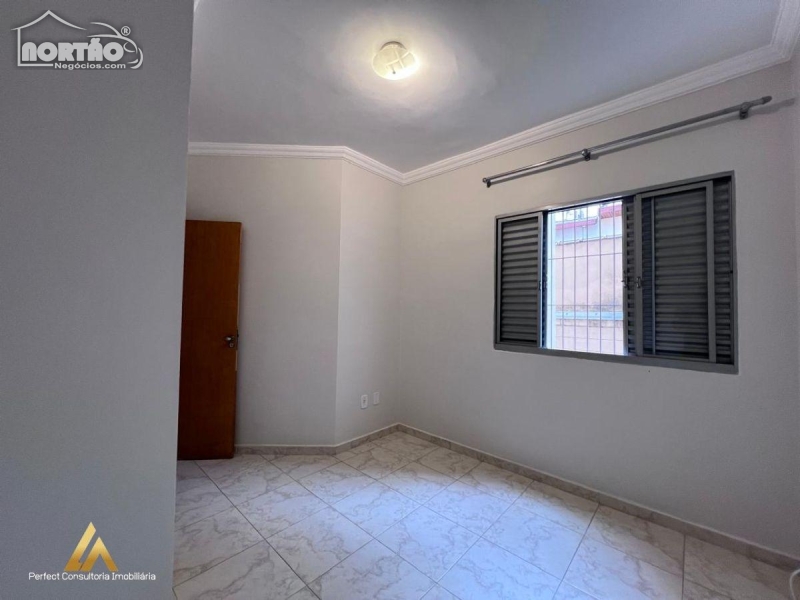 Casa à venda com 4 quartos, 98m² - Foto 4