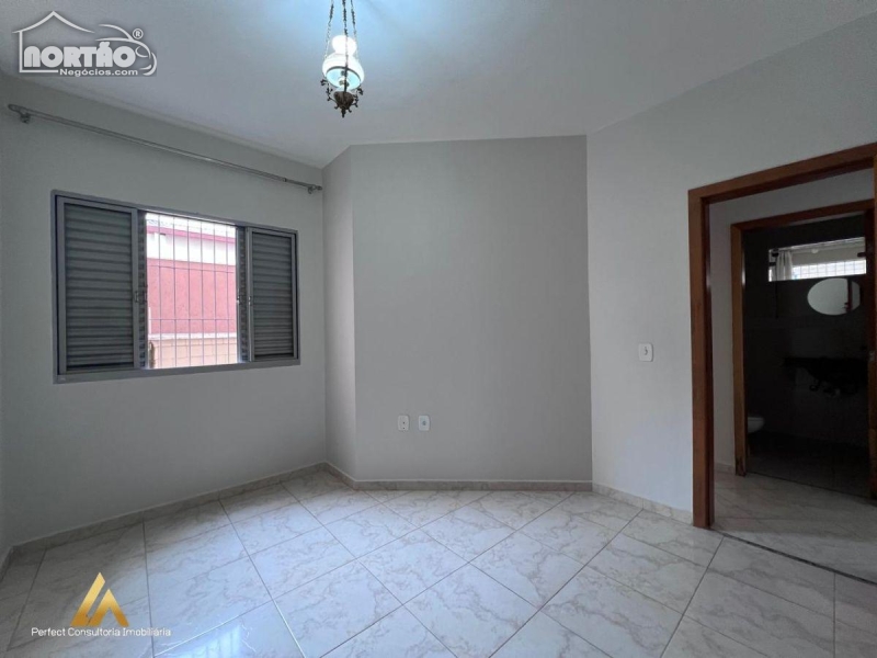 Casa à venda com 4 quartos, 98m² - Foto 5