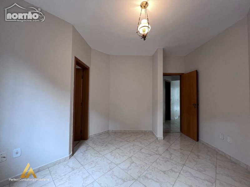 Casa à venda com 4 quartos, 98m² - Foto 8