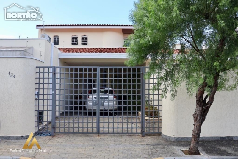 Casa à venda com 4 quartos, 250m² - Foto 1