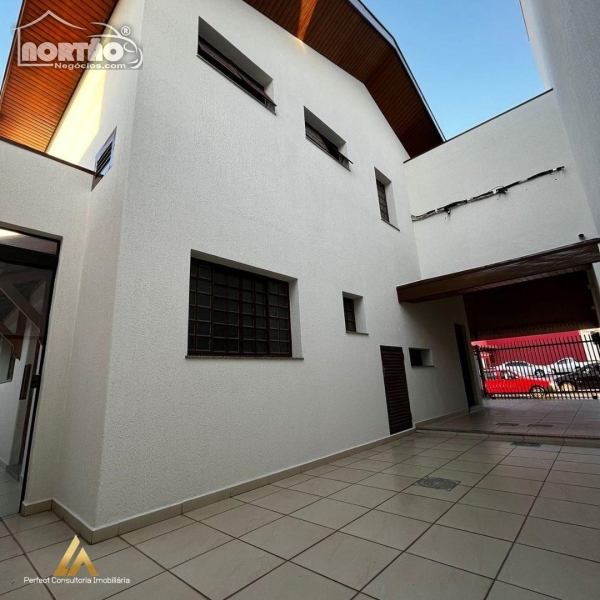 Casa à venda com 4 quartos, 200m² - Foto 2