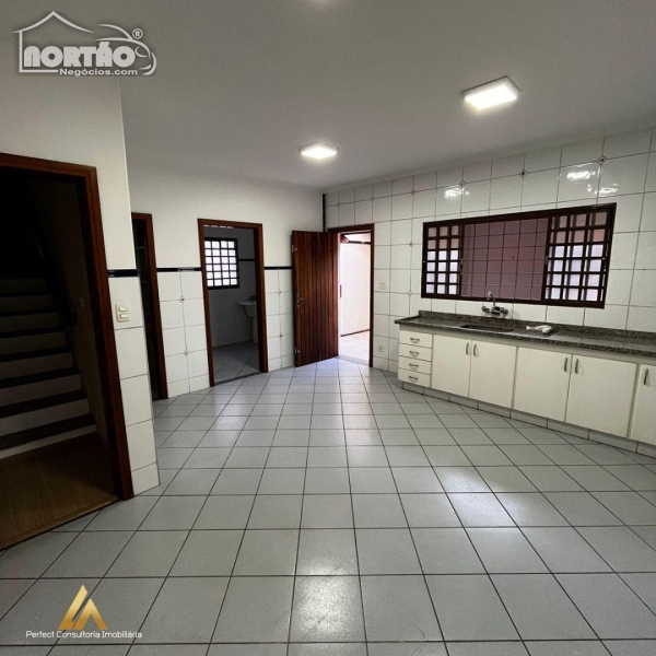 Casa à venda com 4 quartos, 200m² - Foto 3