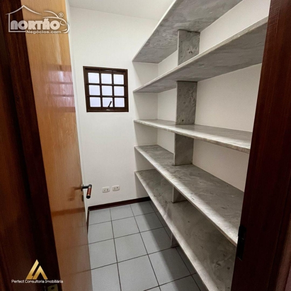 Casa à venda com 4 quartos, 200m² - Foto 4