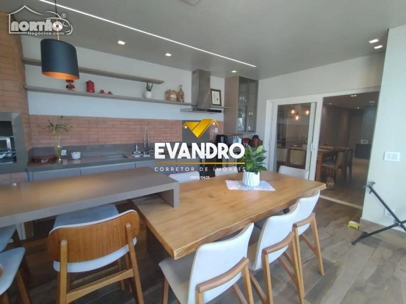 Casa à venda com 3 quartos, 154m² - Foto 1