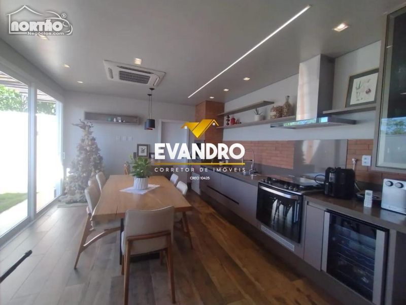 Casa à venda com 3 quartos, 154m² - Foto 4