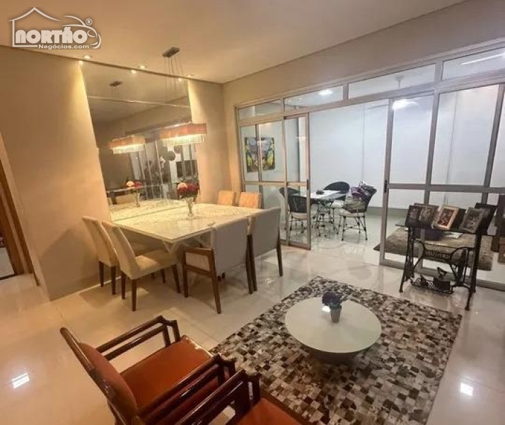 Casa à venda com 3 quartos, 147m² - Foto 1