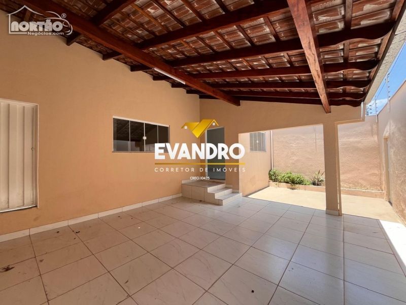 Casa à venda com 3 quartos, 160m² - Foto 1