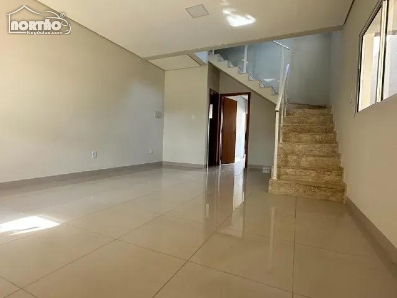 Casa à venda com 3 quartos, 197m² - Foto 1