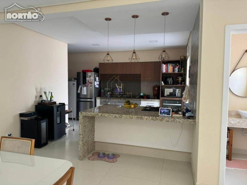 Casa à venda com 3 quartos, 207m² - Foto 3