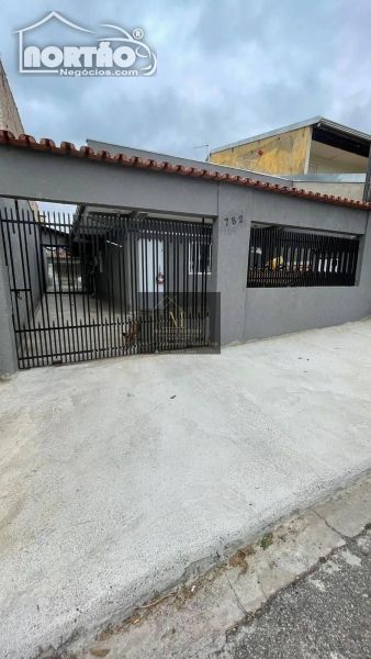 Casa à venda com 2 quartos, 80m² - Foto 1