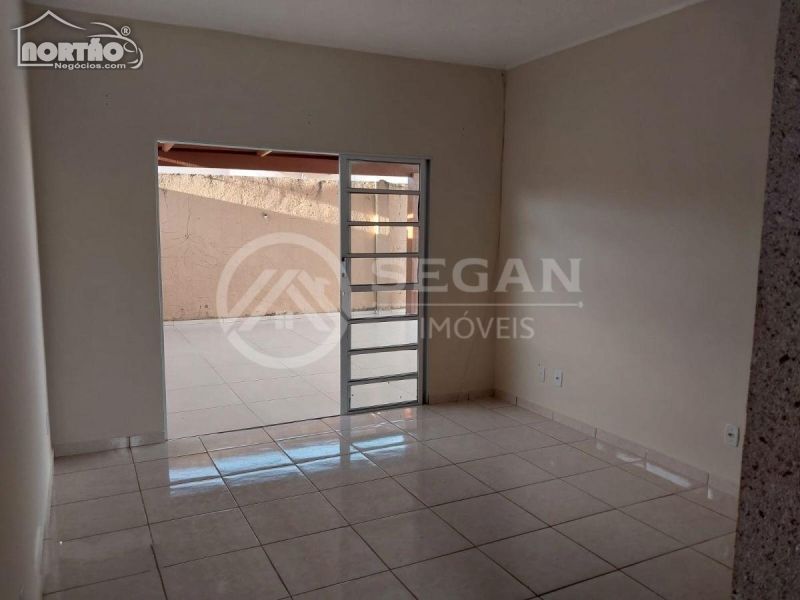 Casa à venda com 3 quartos, 75m² - Foto 2