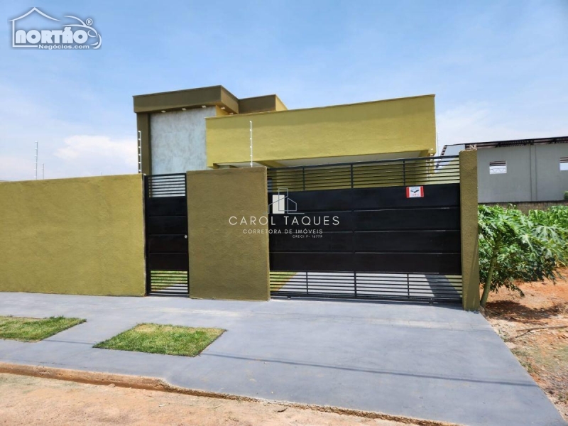 Casa à venda com 3 quartos, 117m² - Foto 1