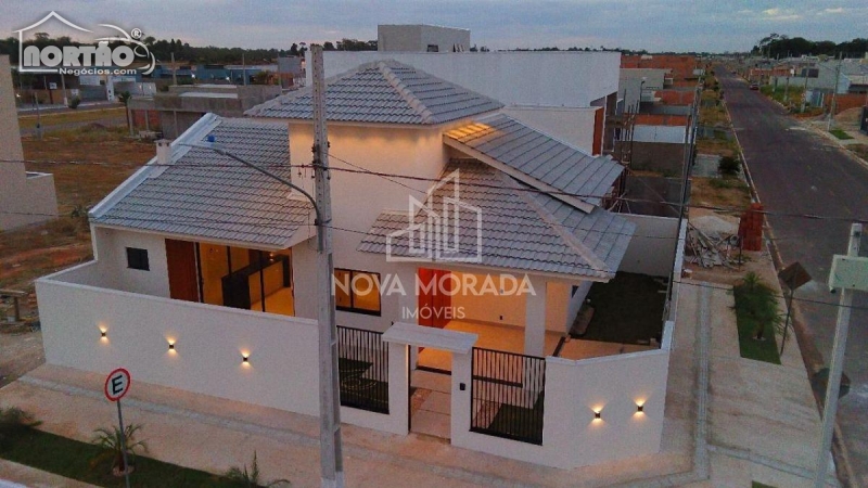 Casa à venda com 4 quartos, 120m² - Foto 1