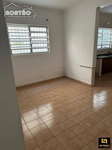 Casa à venda com 3 quartos, 180m² - Foto 2