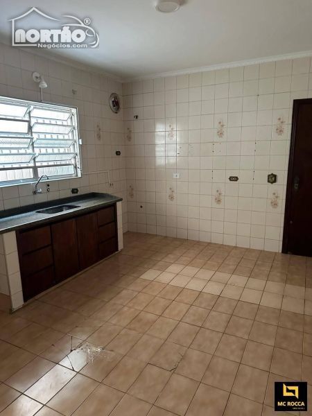 Casa à venda com 3 quartos, 180m² - Foto 3