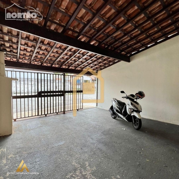 Casa à venda com 4 quartos, 250m² - Foto 1