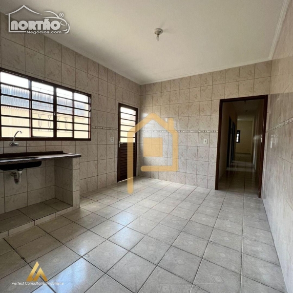 Casa à venda com 4 quartos, 250m² - Foto 2