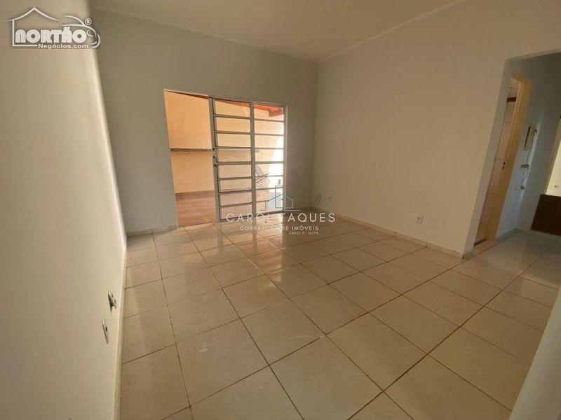 Casa à venda com 3 quartos, 76m² - Foto 2