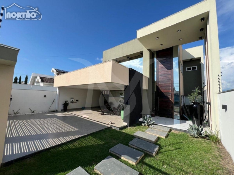 Casa à venda com 6 quartos, 400m² - Foto 2