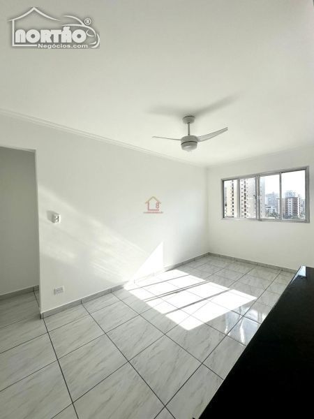 Casa à venda com 3 quartos, 62m² - Foto 2