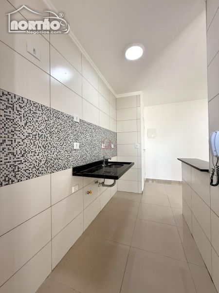 Casa à venda com 2 quartos, 40m² - Foto 3