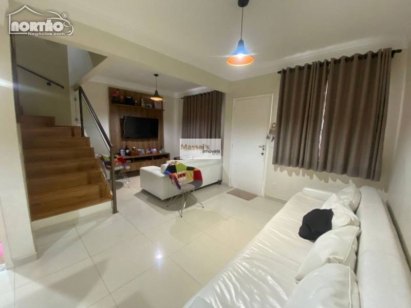 Casa à venda com 3 quartos, 90m² - Foto 1