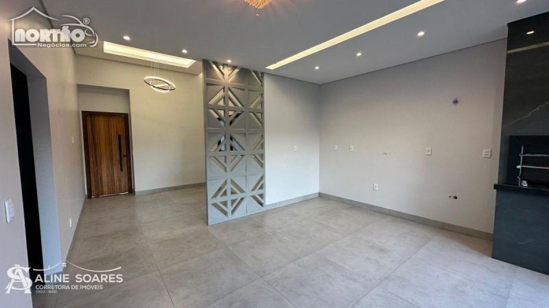 Casa à venda com 4 quartos, 121m² - Foto 2