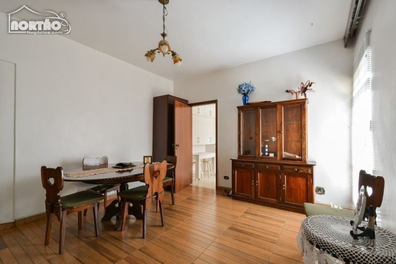 Casa à venda com 3 quartos, 104m² - Foto 1