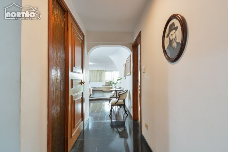 Casa à venda com 4 quartos, 204m² - Foto 1