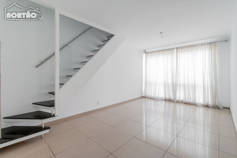 Casa à venda com 3 quartos, 180m² - Foto 1